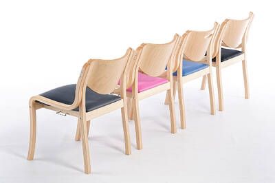 Stabile Holzstühle mit hygienischem Sitzpolster